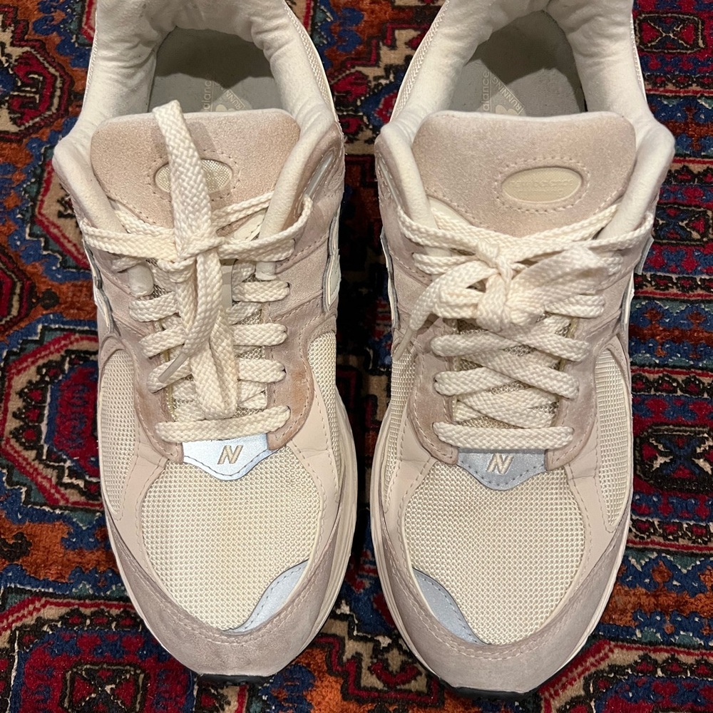 New Balance 2002R cream sneakers - Picture 7 of 9